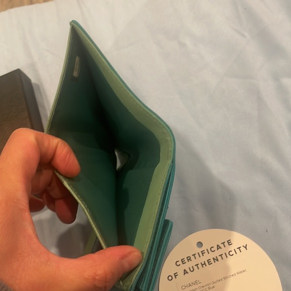 Chanel Emerald Jade Green Camelia compact wallet with box and authenticated. - Picture 7 of 9